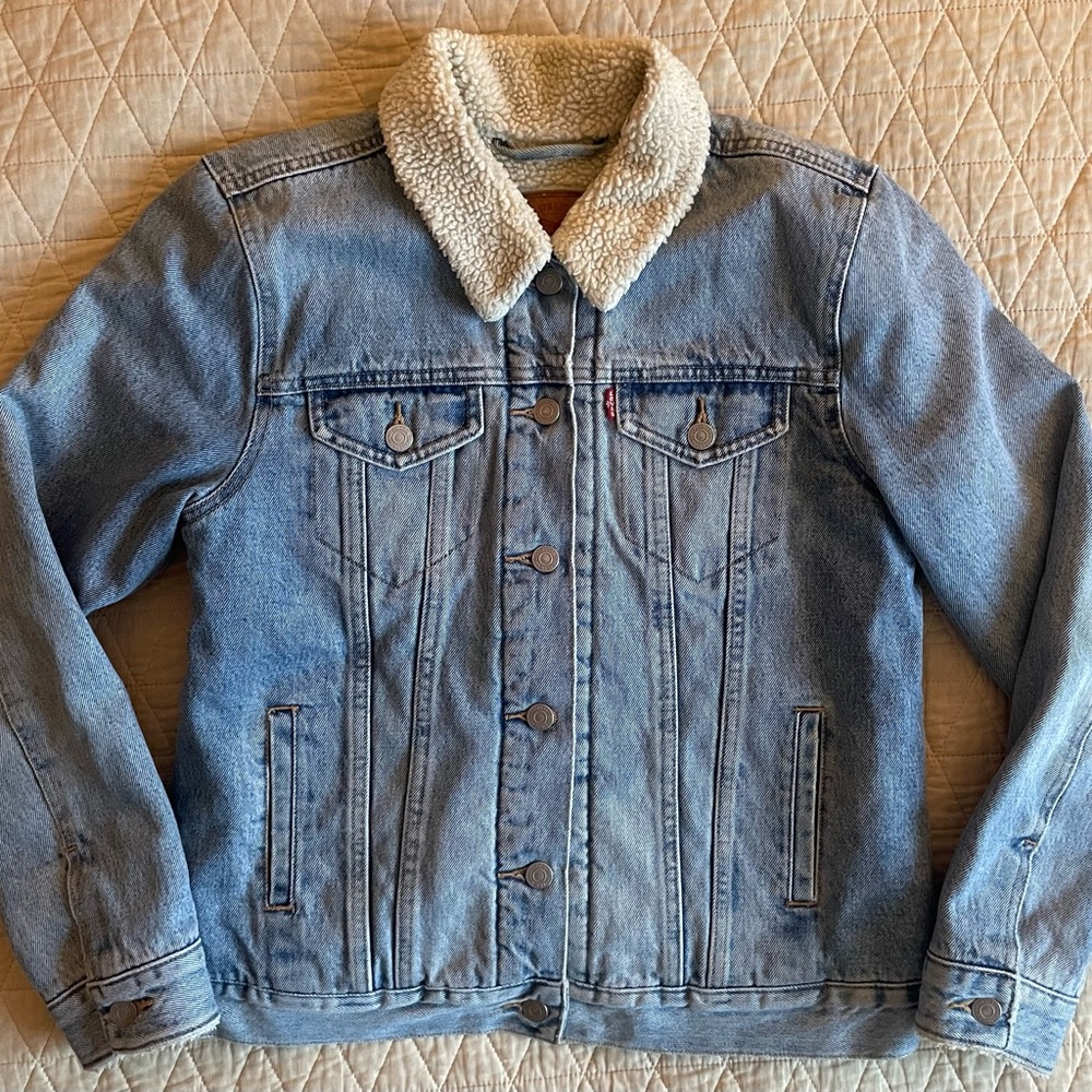 LEVI'S Women's Original‎ Sherpa Lined Denim Trucker Jacket in Light Wash Size M